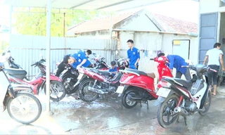 Các bạn thanh niên tình nguyện ở xã Triệu Trung rửa xe gây quỹ
