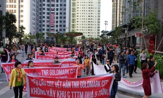 Cư dân khu Goldmark City căng băng rôn phản đối chủ đầu tư ảnh: PV