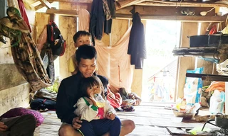 Đinh Văn Quên và 2 đứa con nhỏ Ảnh: H.T 