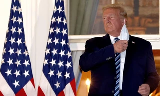 Ông Trump cởi khẩu trang khi trở lại Nhà Trắng hôm 5/10. Ảnh: Reuters 