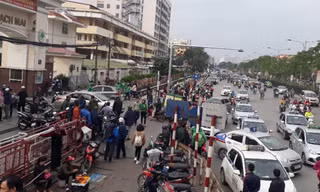 Xe taxi đỗ thành 2 -3 làn trước cổng Bệnh viện Bạch Mai chiếm hơn nửa đường 