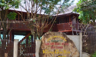 Nhà sàn gỗ có gắn đá chỉ lối vào Khu sinh thái 