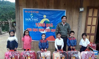 Thầy Tuấn trong một lần cùng CLB từ thiện tặng quà cho học sinh tại thôn Atu1, xã Ch’ơm, huyện Tây Giang 