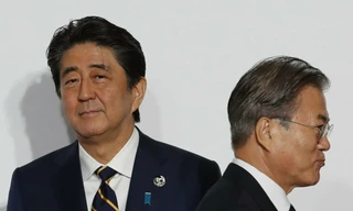 Tổng thống Hàn Quốc Moon Jae-in (phải) và Thủ tướng Nhật Bản Shinzo Abe ảnh: AP 
