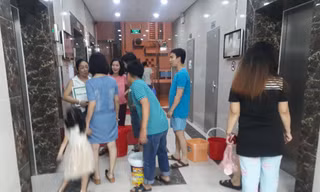 Cư dân tại tòa nhà Xuân Mai Riverside phải đi xách nước ở tầng 1 về để dùng sinh hoạt