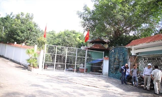 Bên ngoài khu biệt phủ trái phép trên rừng Hải Vân lực lượng chức năng quận Liên Chiểu (Đà Nẵng) không thể vào kiểm tra 