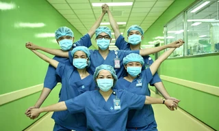 Người dân gửi hàng, tiếp sức các y bác sỹ bị phong tỏa ở Đà Nẵng. Ảnh: Nguyễn THành