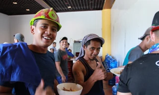 Các nghệ nhân đa tôn giáo đến thi công chùa Tam Chúc Ảnh: Minh Đức  