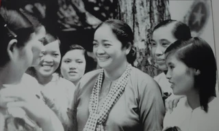 Hội trưởng Hội Liên hiệp Phụ nữ giải phóng miền Nam Việt Nam với các nữ đại biểu dự Đại hội Anh hùng chiến sĩ thi đua miền Nam lần thứ II (tháng 9/1967) Ảnh tư liệu 
