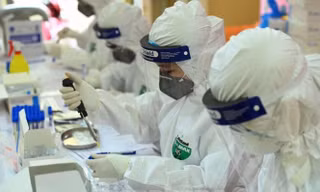 Hà Nội tổ chức lấy mẫu xét nghiệm cho người dân đi về từ vùng dịch ở Hải Dương và Quảng Ninh từ ngày 14/1. Ảnh: Như Ý