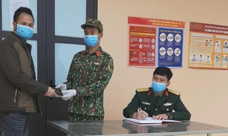 Binh nhất Khoa (giữa) trả ví cho người dân Ảnh: Dương Nguyên 