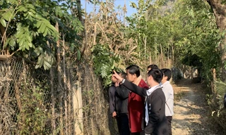 Khu đất quy hoạch của ĐH Tây Bắc và đất quy hoạch nghĩa trang của thành phố Sơn La chỉ cách nhau 1 con ngõ nhỏ. Ảnh: Nghiêm Huê 