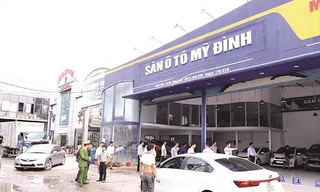 Đoàn công tác của quận Nam Từ Liêm kiểm tra việc tháo dỡ mặt bằng tại Khu LHTT Mỹ Đình Ảnh: Như Ý