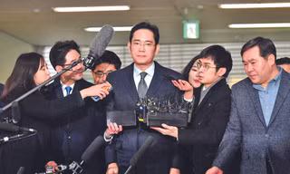 Ông Lee Jae-yong (giữa), Phó chủ tịch Samsung Electronics, đến phiên thẩm vấn năm 2017 vì vụ bê bối khiến Tổng thống Park Geun-hye “ngã ngựa”. Ảnh: NYT ​