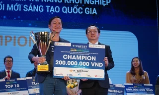 Bộ trưởng Bộ Khoa học và Công nghệ Huỳnh Thành Đạt trao cúp và phần thưởng giải Nhất cho Nền tảng Livestream Gostudio