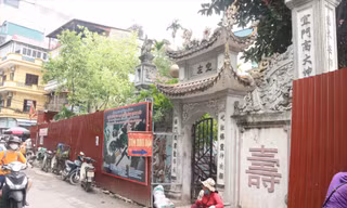 Đình Hoàng Cầu trong quá trình tu bổ Ảnh: KỲ SƠN 