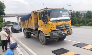 Sáng 23/9, sau hơn 1 giờ chây ì, tài xế và chủ xe 29C-853 mới chịu đưa xe chở quá tải vào cân 