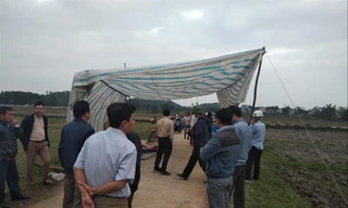 Người dân dựng lều chặn xe ở khu vực bãi rác Nam Sơn Ảnh: Mạnh Thắng 