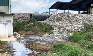 Nước rỉ và rác ngập trong sân nhà máy 