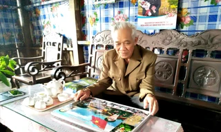 Ông Bảo xem lại những hình ảnh kỷ niệm thời quân ngũ.