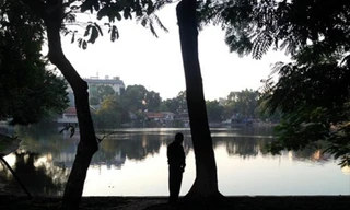 Một người đi vệ sinh bừa bãi tại một công viên 