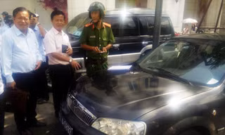 Ông Nguyễn Văn Thành, Phó Chủ tịch UBND quận 9 (ngoài cùng bên trái) xin bỏ qua lỗi đỗ xe trên vỉa hè nhưng ông Đoàn Ngọc Hải kiên quyết chỉ đạo lập biên bản. 