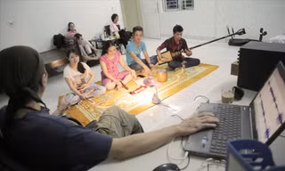 Các học viên CLB Ca trù Đông Môn tranh thủ học ban đêm Ảnh: Bạch Viên 