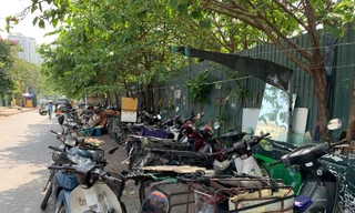 Người dân vẫn lưu hành xe máy cũ nát gây ô nhiễm không khí - Ảnh: Như Ý 