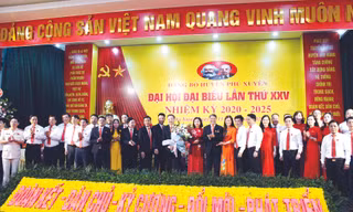Ban Chấp hành Đảng bộ Phú Xuyên khóa 25 ra mắt tại đại hội sáng 13/8 Ảnh: T.Đảng