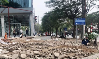Cả nghìn mét vuông vỉa hè phố Trần Thủ Đô bị đào xới 