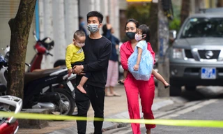 Sáng 8/3, Ban chỉ đạo phòng chống dịch phường Trúc Bạch (Hà Nội) đã căng cờ lập chốt kiểm tra dịch bệnh Covid-19 tại khu vực cách ly Ảnh: minh châu