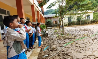 Sau hơn 20 ngày mưa bão, sạt lở, sân trường vẫn còn ngập ngụa bùn đất 