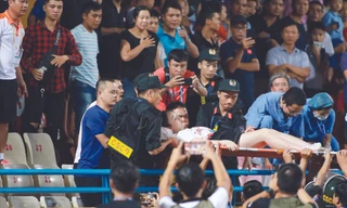 Vụ bắn pháo sáng khiến một CĐV nữ bị thương trên khán đài sân Hàng Đẫy ngày 11/9 là sự cố rất nghiêm trọng ở V-League 2019 ảnh: VSI 