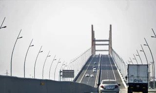  Cầu Bạch Đằng mới đưa vào khai thác đã lún võng mặt - Ảnh: Giađình.net