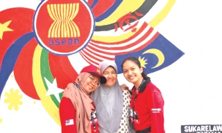 Nguyệt Thanh cùng với sinh viên các nước tham dự diễn đàn sinh viên ASEAN