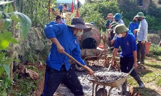 ĐVTN làm đường tại thôn Dế Xu Phình (xã Dế Xu Phình, huyện Mù Cang Chải, Yên Bái) Ảnh: CTV 