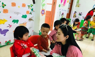 NSƯT Quế Trân đang tặng quà cho trẻ em ở Khâu Vinh Thanh Hiệp