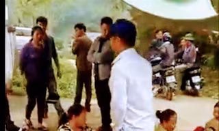 Người dân dựng lều xua đuổi cát tặcẢnh cắt từ clip 