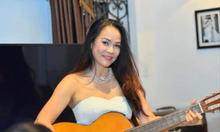 Ca sĩ Hồng Hạnh cho hay đang sửa bản tiếng Nhật của Trên đỉnh phù vân để đem đi thu Ảnh: Tô Thanh Tân 