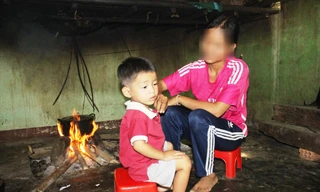 Sau giờ tan học, cô học trò Phạm T. C lại về với con bên ngôi nhà của mình, lo bếp núc, việc nhà Ảnh: Nguyễn Ngọc