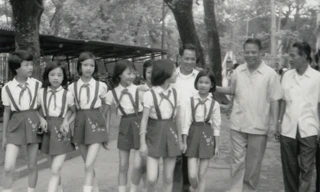 Đội Họa Mi cùng Giám đốc Cung Thiếu nhi Hà Nội Lê Khanh đón Bí thư Thứ nhất TƯ Đoàn thời đó- Đặng Quốc Bảo đến thăm. (Ông Đặng Quốc Bảo đứng giữa, ông Lê Khanh bên trái). Ảnh: Tư liệu