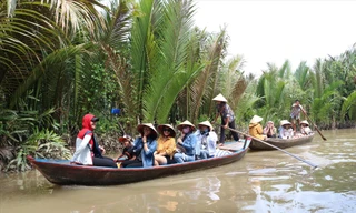 Khách tham quan sông nước ở Bến Tre. Ảnh: C2T 