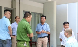 Công an và các lực lượng bảo vệ trước một điểm sao in đề thi ở Hà Nội 