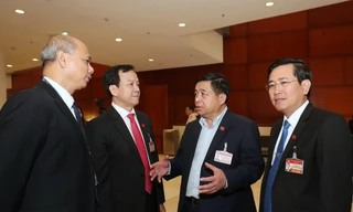 Các đại biểu trao đổi bên hành lang Đại hội XIII của Đảng. Ảnh: Như Ý 