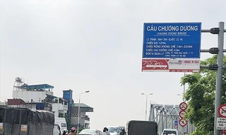 Ngoài đông phương tiện, hiện cầu Chương Dương còn có rất nhiều xe tải chở hàng dưới 3 tấn lưu thông cả ngày Ảnh: T.Đảng 