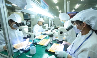 Công nhân một nhà máy ở phía Bắc sản xuất linh kiện điện tử. Ảnh: Như Ý