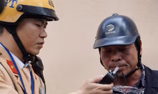Cảnh sát kiểm tra nồng độ cồn người tham gia giao thông tại Hà Nội ảnh: Nguyễn Hoàn 