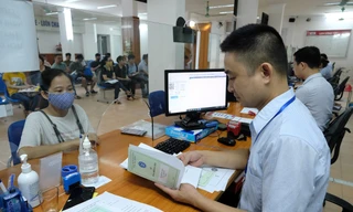 Lao động ở Hà Nội làm thủ tục hưởng trợ cấp thất nghiệp. Ảnh: Như Ý