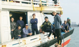 Những ngư dân này đã kéo ông già “solo” thuyền buồm ra khỏi lưỡi hái tử thần Ảnh: Thanh Trần