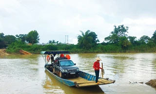 Anh Cơ tự lái xe xuống thuyền qua sông